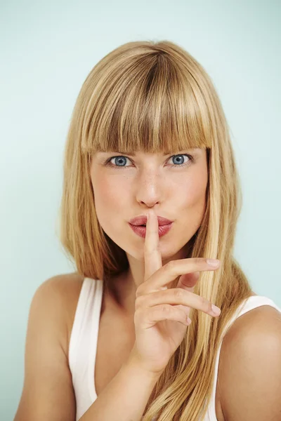 Mujer con el dedo en los labios —  Fotos de Stock