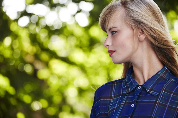 Prachtige vrouw in blauw shirt — Stockfoto