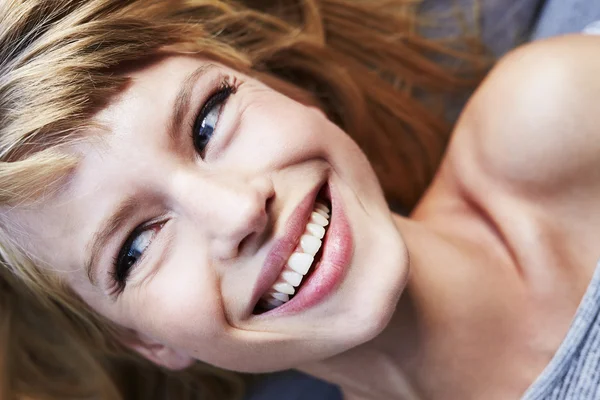 Skrattar ung kvinna — Stockfoto