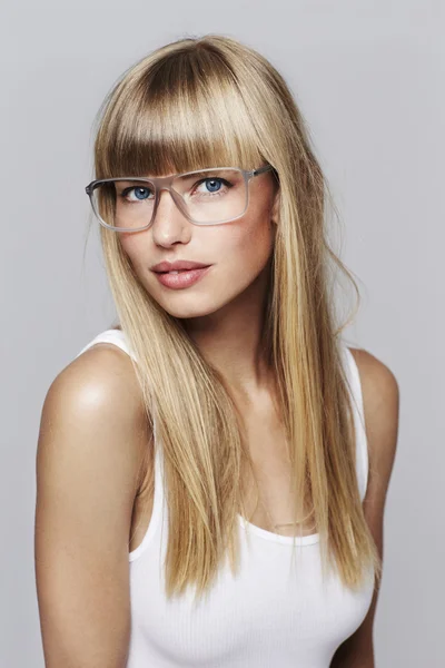 Prachtige jonge blonde vrouw — Stockfoto
