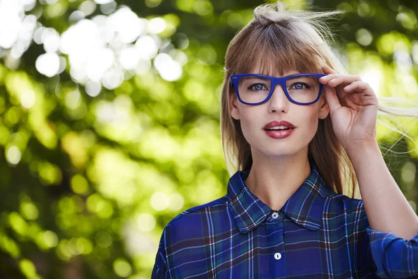 Blond in blauwe bril — Stockfoto