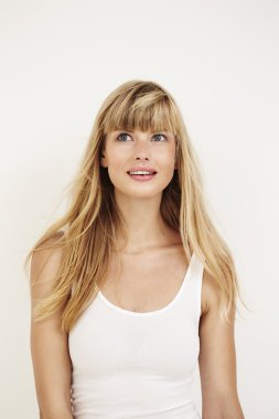 Genç bayan yukarı bakıyor.