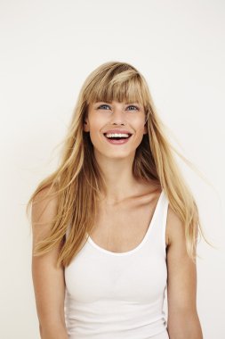 neşeli genç kadın