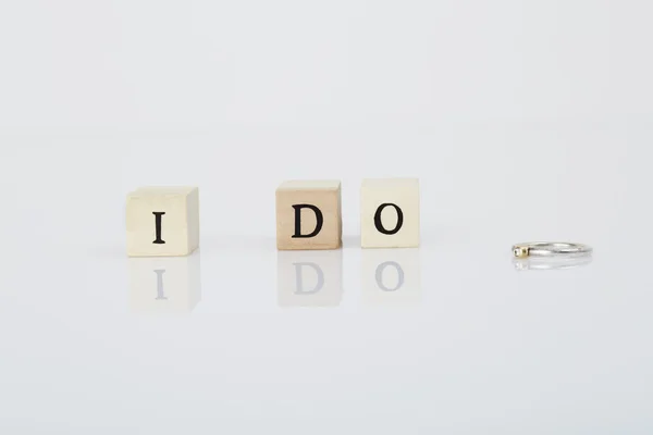 Letter tiles say 'I Do' — 图库照片