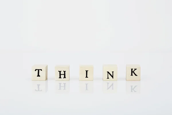 'Pensare 'scritto in piastrelle di gioco — Foto Stock