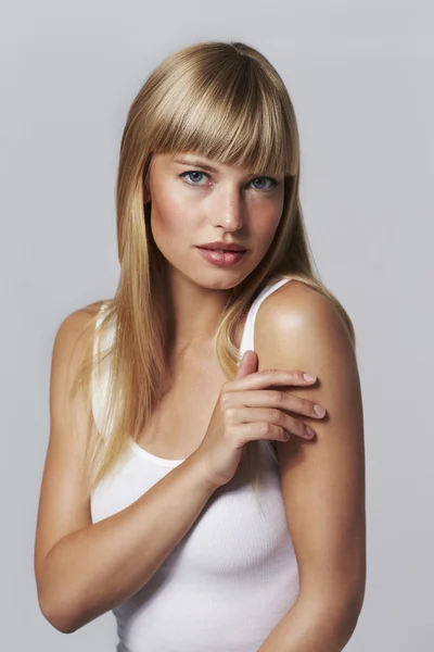 Prachtige blonde vrouw — Stockfoto