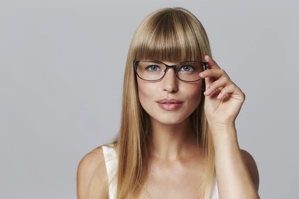 Mulher ajustando óculos — Fotografia de Stock
