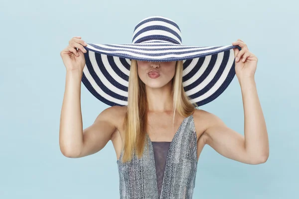 Senhora em chapéu de verão — Fotografia de Stock