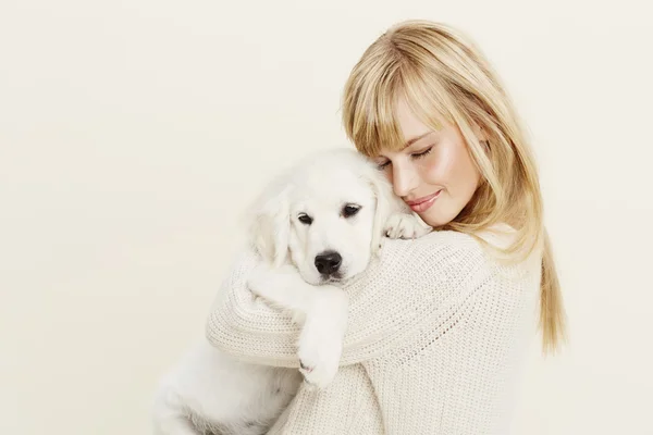 Mujer abrazo labrador cachorro — Foto de Stock