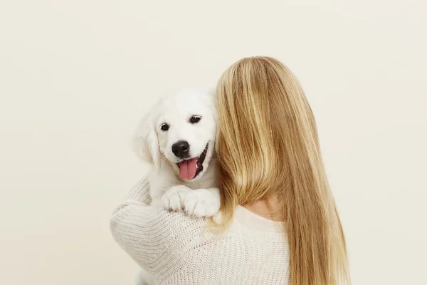 Cãozinho labrador abraçado por mulher — Fotografia de Stock
