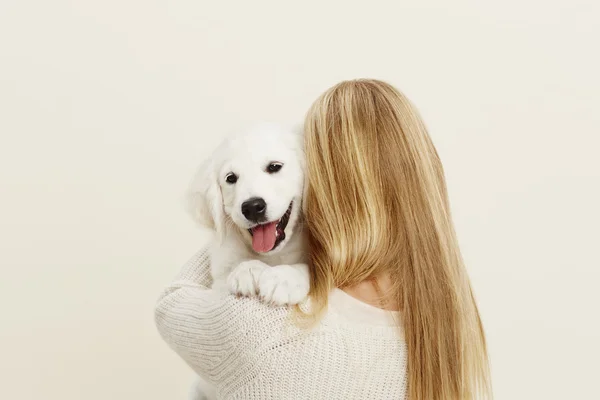 Labrador kiskutya cuddled nő — Stock Fotó