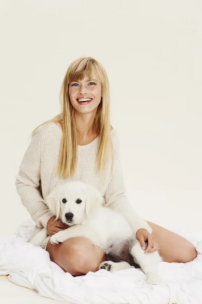 Blonde vrouw met puppy — Stockfoto