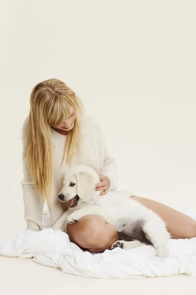 金髪の女性の子犬と — ストック写真