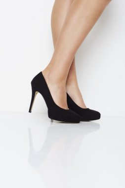 Siyah topuklu kadın