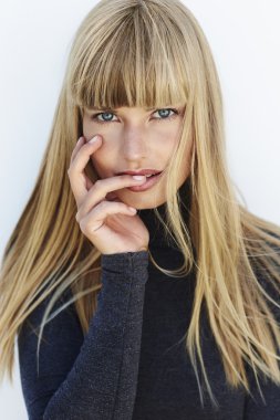 Duygulara hitap eden ve güzel sarışın kadın