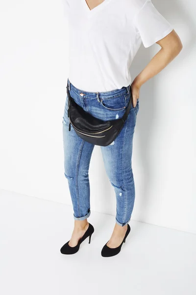 Mulher de jeans e fanny pack — Fotografia de Stock