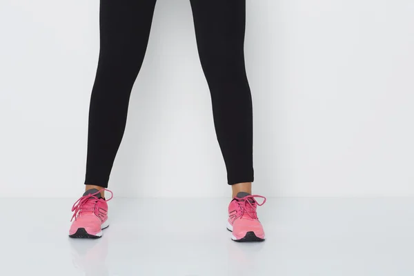 Vrouw in beenkappen en sneakers — Stockfoto