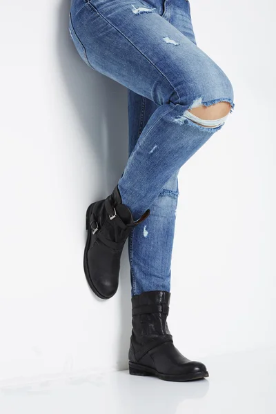 Frau in Jeans und Stiefeln — Stockfoto