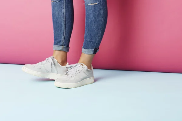 Jonge vrouw in jeans — Stockfoto