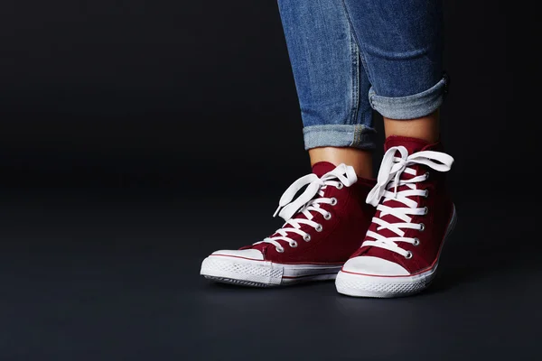 Jovem mulher de jeans e tênis — Fotografia de Stock