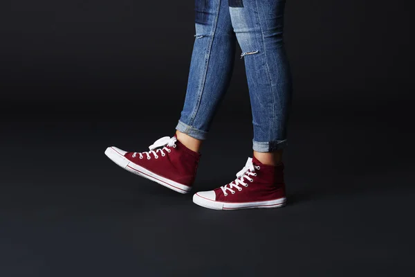 Ung kvinna i jeans och sneakers — Stockfoto