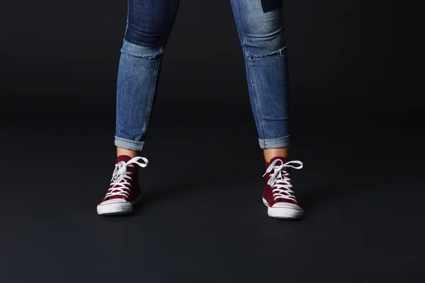 Молодая женщина в джинсах и кроссовках — стоковое фото