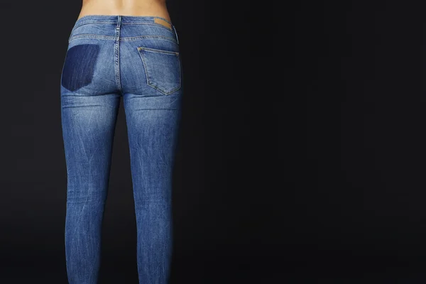 Молода жінка жорсткі джинси — стокове фото