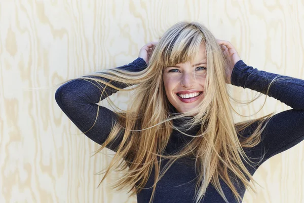 Prachtige winderige blond — Stockfoto