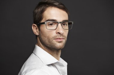 Adam gözlük uzağa arıyorsunuz