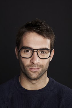 gözlüklü adam Studio