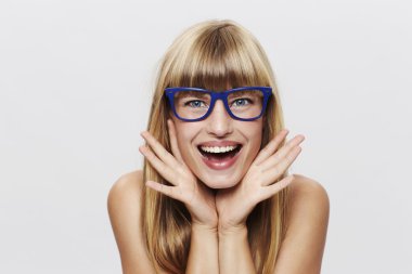 Genç sarışın kadın.