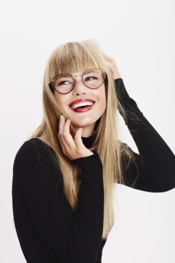 Genç sarışın gülüyor