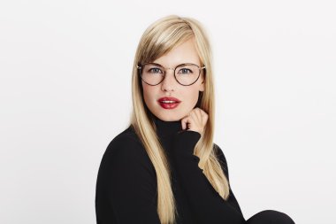 Muhteşem model siyah giyiyor