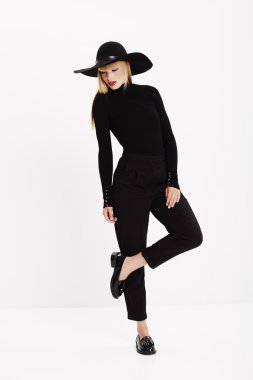 Siyah giysili genç modeli