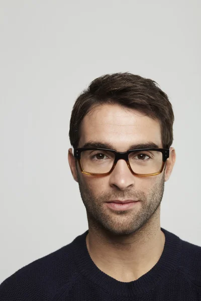 Mann mit Stoppeln und Brille — Stockfoto