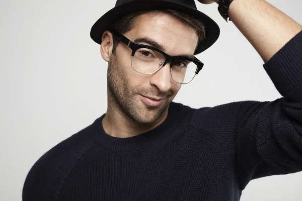 Homme en lunettes et chapeau — Photo