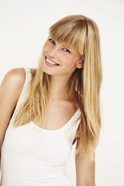 Lachende jonge blonde vrouw — Stockfoto