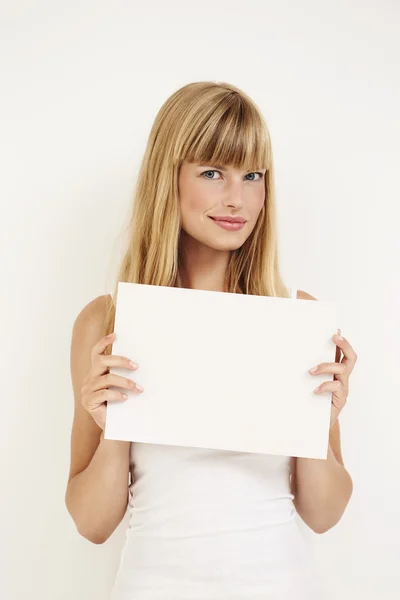 Giovane donna con una pagina bianca — Foto Stock