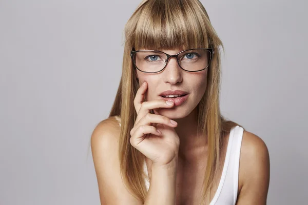 Fokussierte junge Frau — Stockfoto