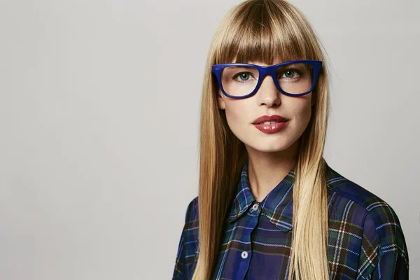 Vacker blond i glasögon — Stockfoto
