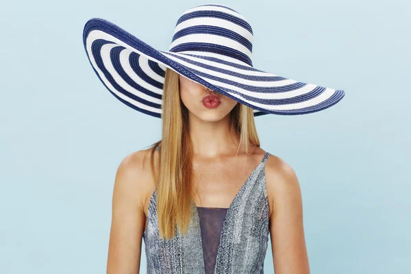 Jonge vrouw in zon hoed — Stockfoto