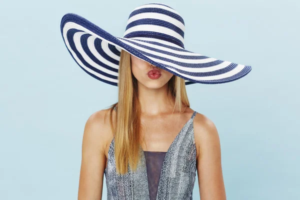 Mujer joven en sombrero de sol — Foto de Stock