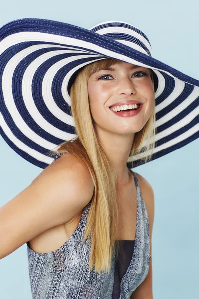 Mulher bonita sorrindo de chapéu — Fotografia de Stock