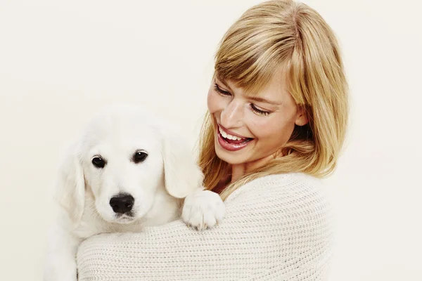 Giovane donna con cucciolo — Foto Stock