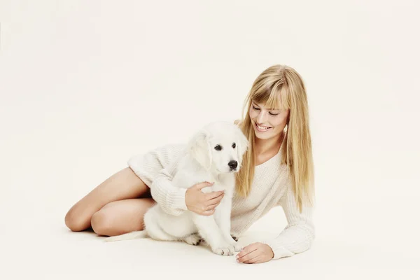 아름 다운 금발 여자와 강아지 — 스톡 사진