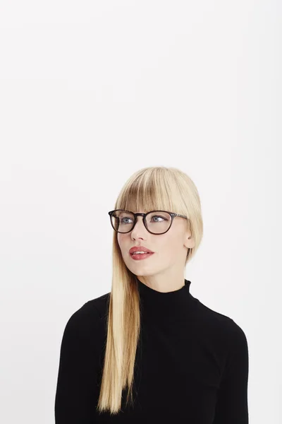 Femme glamour portant des lunettes — Photo