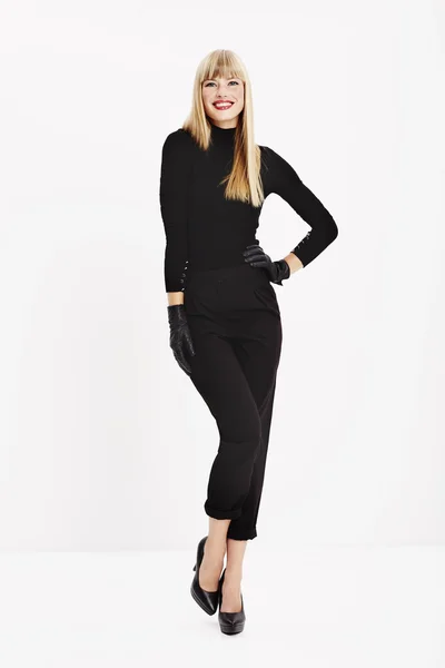 Mulher posando em roupas pretas — Fotografia de Stock