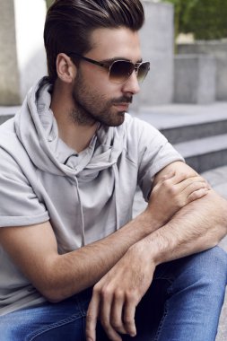 genç adam poz