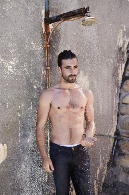 gömleksiz genç adam