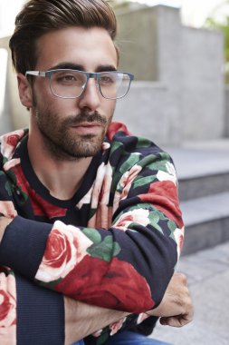 Düşünceli genç adam.